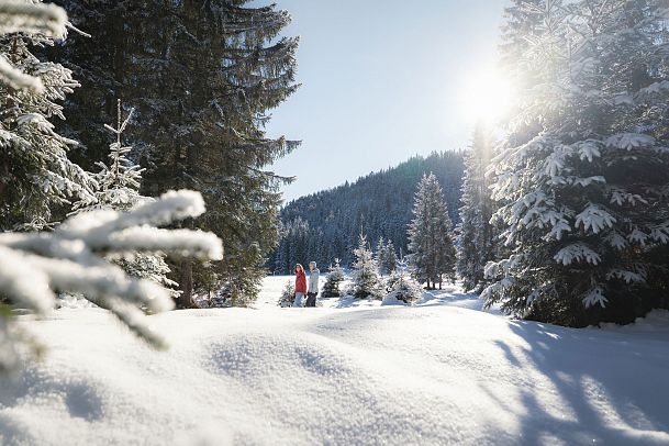 winterwandern-im-wildmoos-zwei-frauen-laufen-viel-schnee-im-vordergrund-1