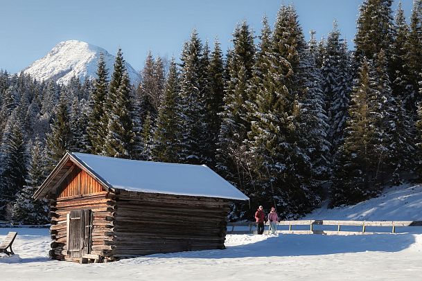 winterwandern-in-der-region-seefeld-mann-und-frau-wandern-im-wildmoos-bei-der-ferienheim-lichtung-15