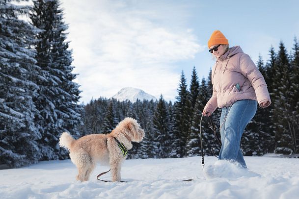 winterwandern-mit-hund-im-wildmoos-frau-lacht-hund-an-8