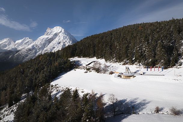 winterwandern-paar-friedensglocke-drohnenaufnahme-blick-richtung-hohe-munde-1