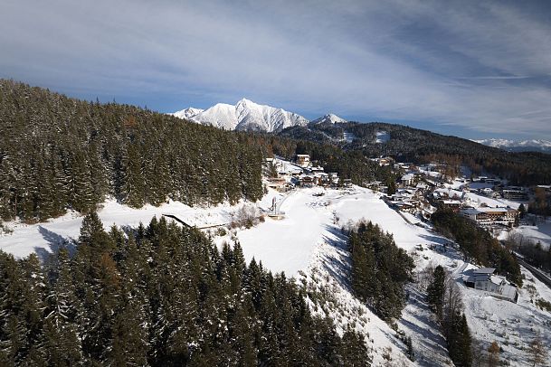 winterwandern-paar-friedensglocke-drohnenaufnahme-blick-richtung-seefeld-mit-reither-spitze--1