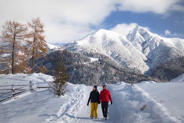 winterwandern-paar-laeuft-auf-weg-mit-seefelder-spitze-im-hintergrund-1