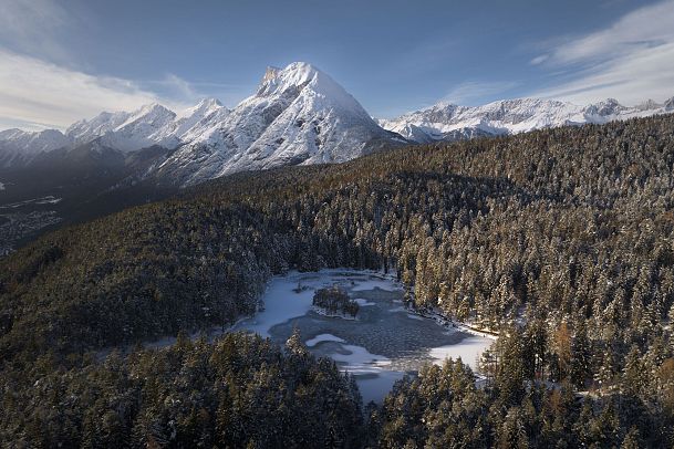 winterwandern-paar-moeserer-see-drohnenaufnahme-see-ohne-menschen-mit-hunde-munde-und-wettersteingebirge-1