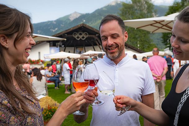 winzerfest-seefeld-2024-besucher-stossen-mit-drei-verschiedenen-weinen-an-1-1