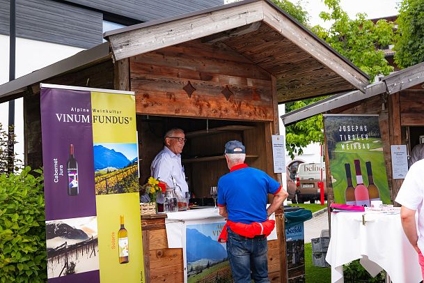 winzerfest-seefeld-2024-besucher-unterhaelt-sich-mit-winzer-von-weingut-vinum-fundus-1