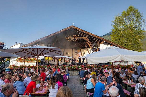 winzerfest-seefeld-2024-viele-besucher-mit-band-o-tones-auf-der-buehne-1