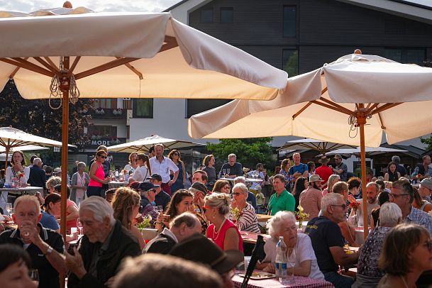 winzerfest-seefeld-2024-viele-besucher-nahaufnahme-1