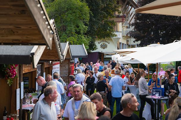 winzerfest-seefeld-2024-viele-besucher-vor-den-winzerstaenden-1