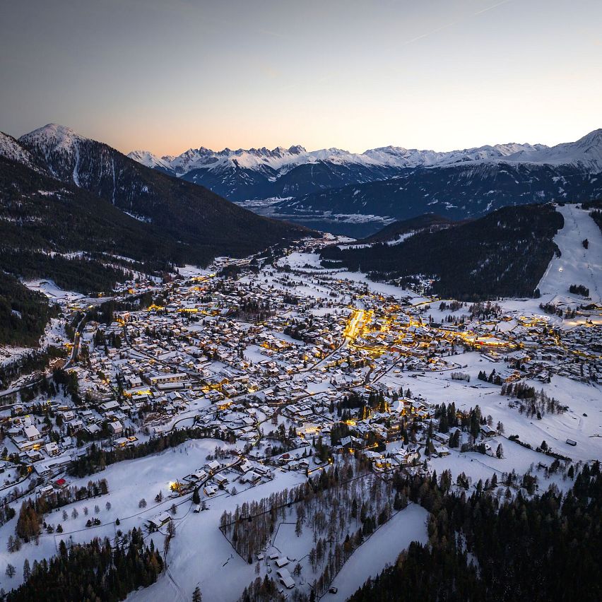 Drohnenaufnahme Seefeld im Winter bei Blauer Stunde im Überblick Richtung Kalkkögel