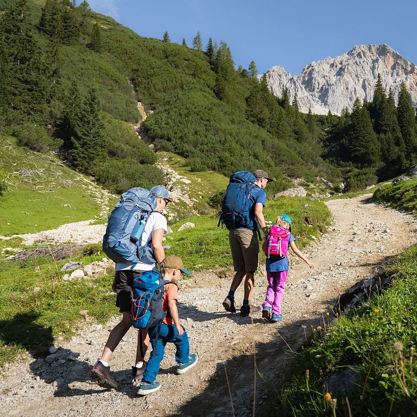 Familien-Weitwanderung im Gaistal - Familie läuft das Scharnitztal hinauf