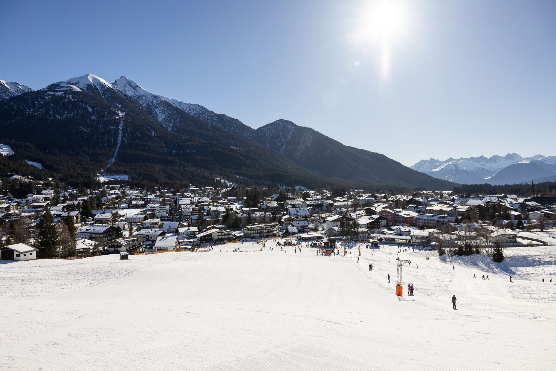 Familien-Skifahren in der Region Seefeld - Geigenbühel in Seefeld mit Blick auf Seefeld und das Karwendel