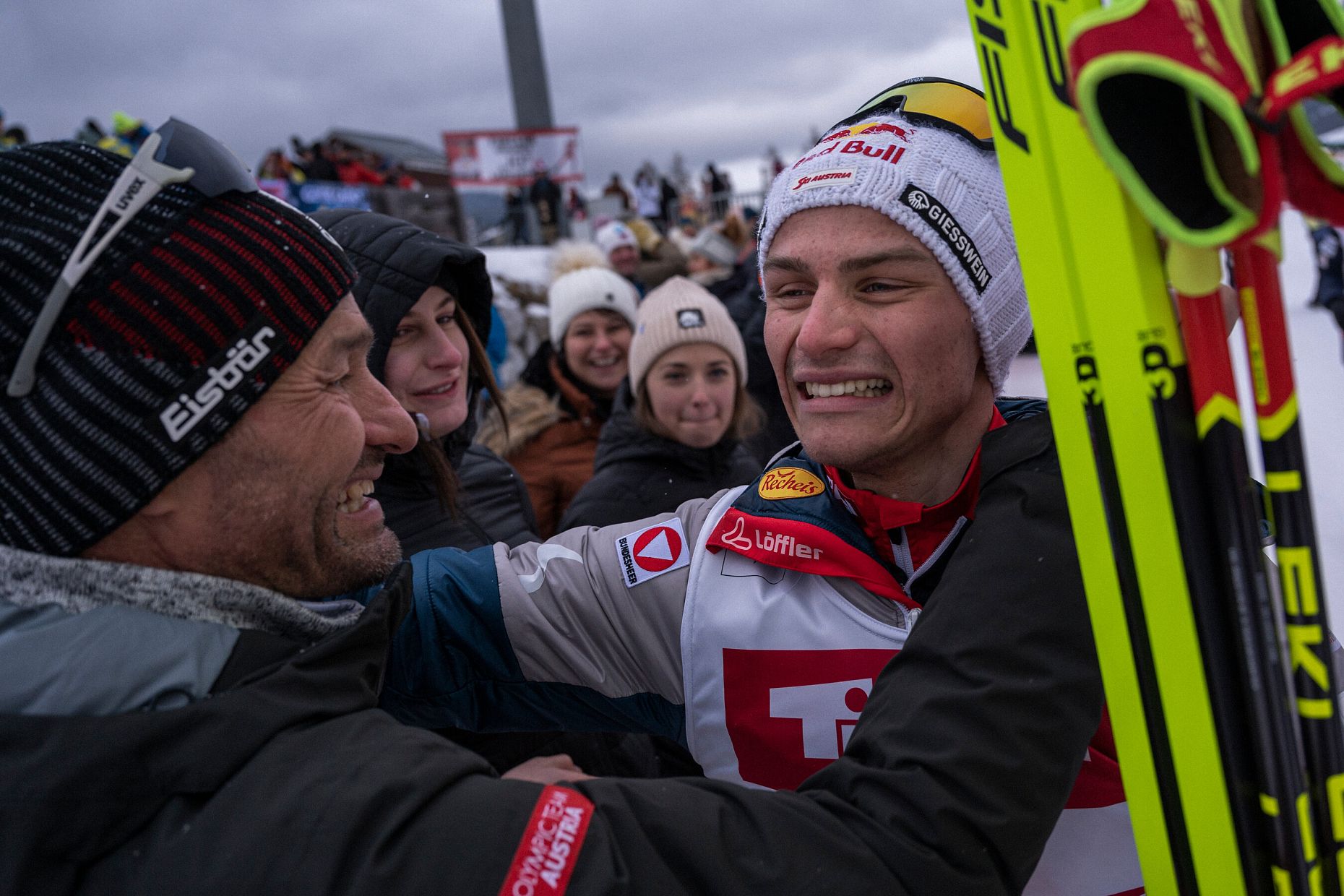 Nordic Combined Triple 2023 - Award Ceremony Freitag - Lamparter Umarmung mit Vater