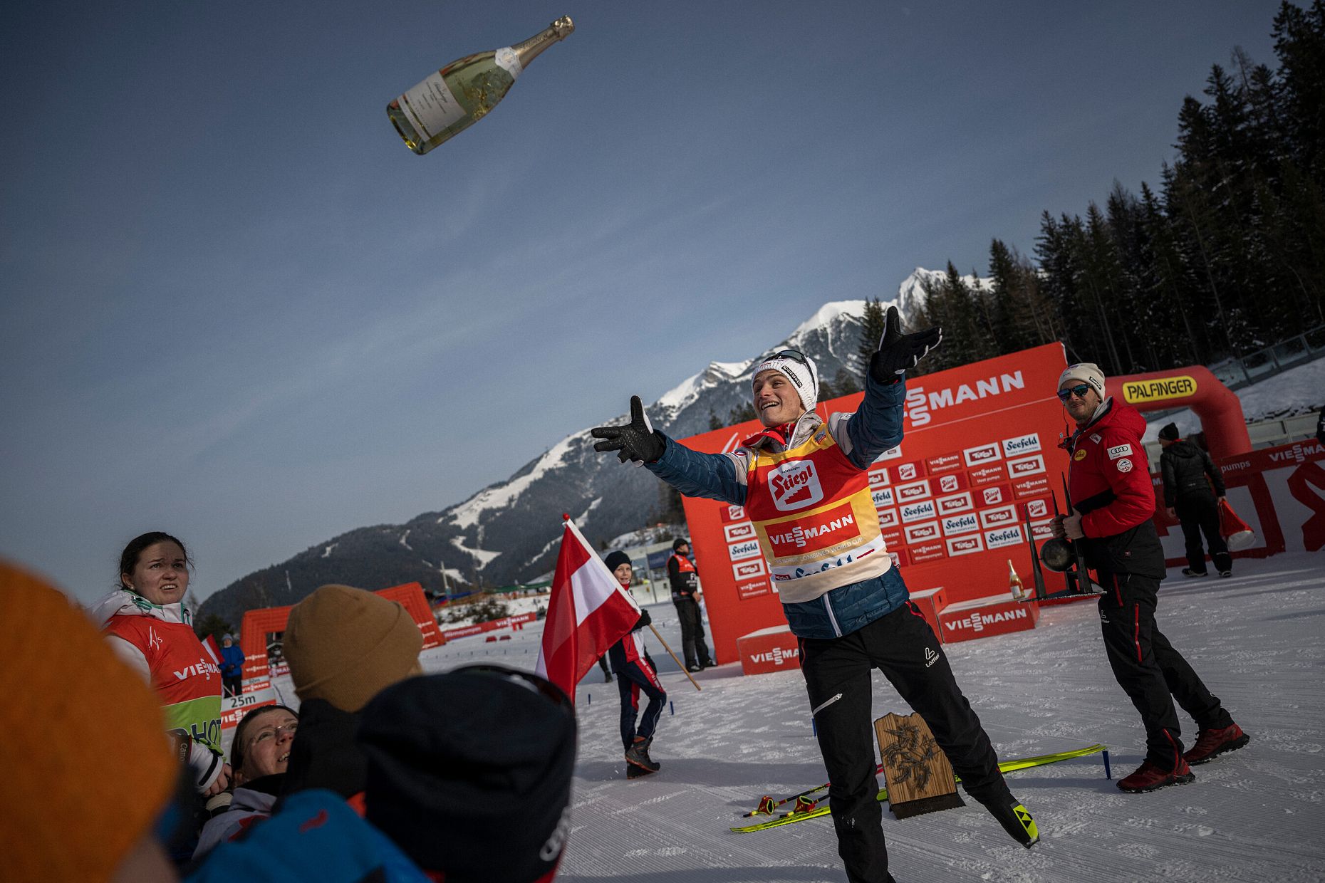Nordic Combined Triple 2023 - Award Ceremony Herren Sonntag Lamparter Champagner (1)