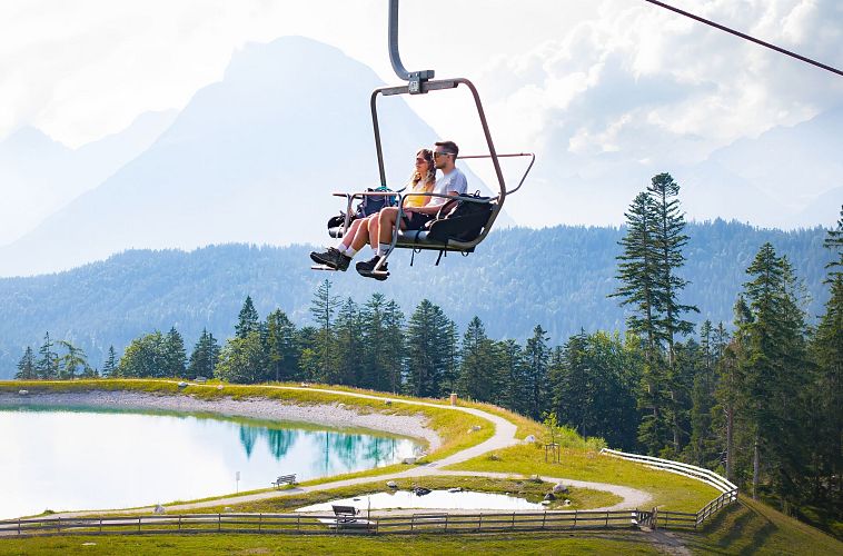 auffahrt-auf-den-gschwandkopf-mit-dem-sessellift-paar-vor-hohe-munde-und-speichersee-4