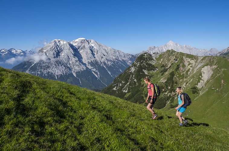 aufstieg-zur-gehrenspitze-mit-blick-auf-die-hohe-munde-leutasch