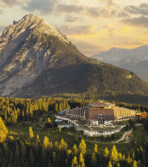 aussenansicht-sonnenaufganginteralpen-hotel-tyrol-1