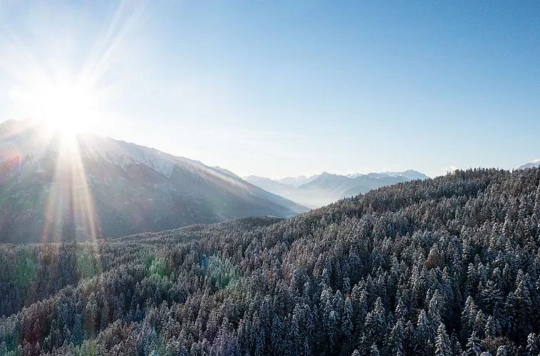 blick-auf-das-wildmoos-und-inntal-im-winter-sonnenschein-luftaufnahme