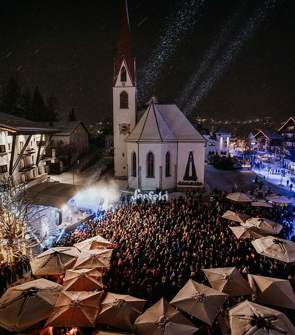 blick-auf-dorfplatz-am-schneefest-seefeld-2-1