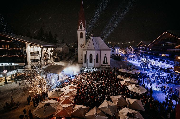 blick-auf-dorfplatz-am-schneefest-seefeld-2