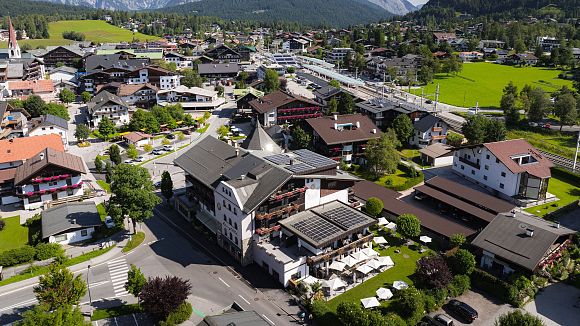 slider-drohnenaufnahme-hotel-bergland