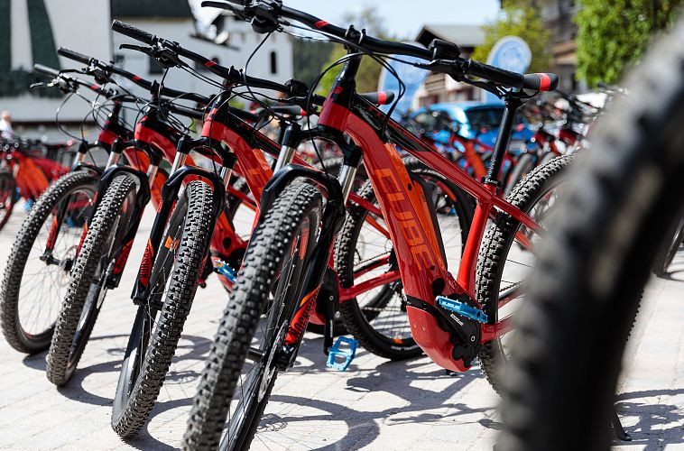 cube-e-bikes-am-dorfplatz-seefeld