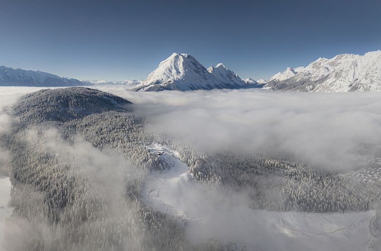 drohnenaufnahme-nebelmeer-ueber-katzenkopf-panorma-richtung-hohe-munde-mit-inntal-2