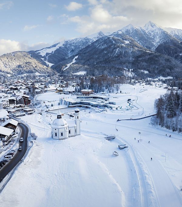 drohnenaufnahme-seefeld-im-winter-seekirchl-a1-loipe-und-reither-spitze-1