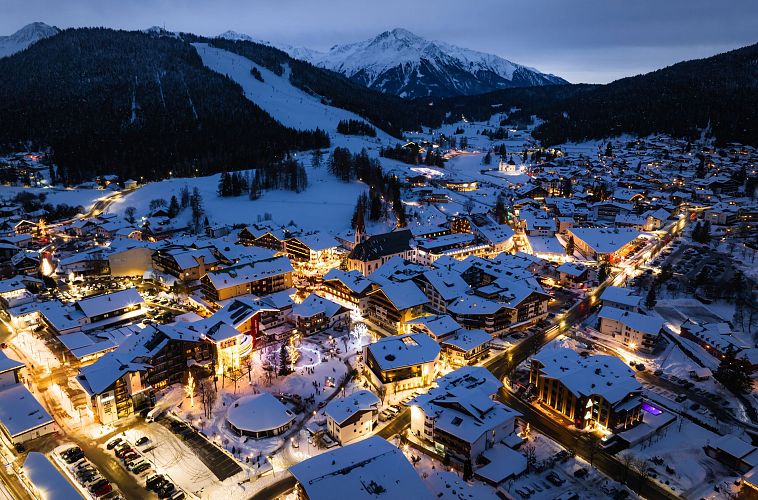 drohnenaufnahme-seefeld-lichterpark-und-weihnachtsmarkt-bei-daemmerung