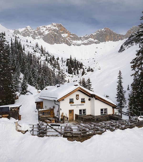 drohnenaufnahme-wettersteinhuette-nahaufnahme-mit-blick-ins-wettersteingebirge-1