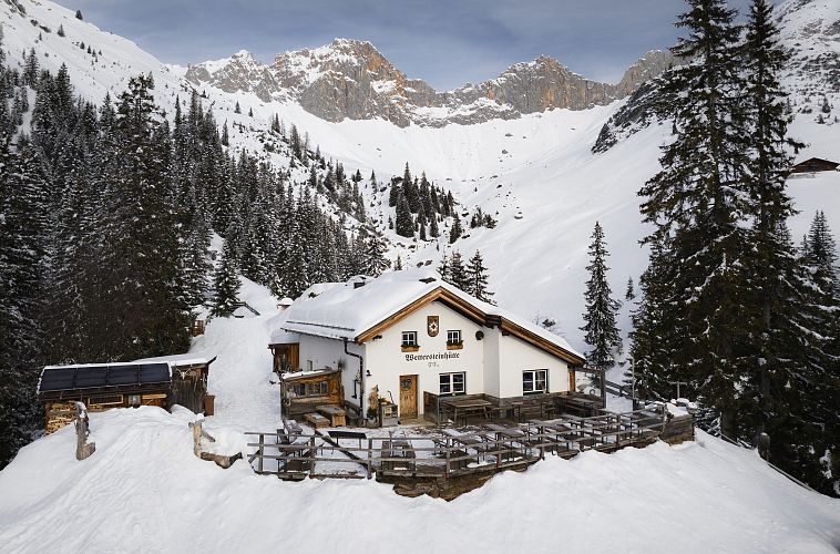 drohnenaufnahme-wettersteinhuette-nahaufnahme-mit-blick-ins-wettersteingebirge-4