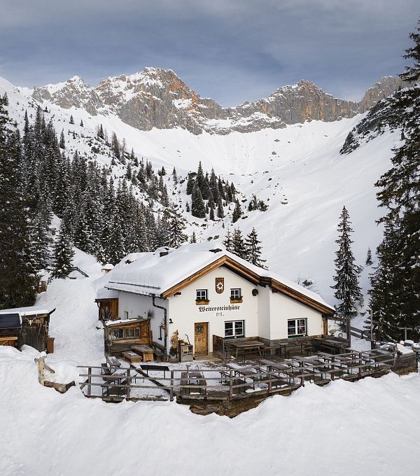 drohnenaufnahme-wettersteinhuette-nahaufnahme-mit-blick-ins-wettersteingebirge-5