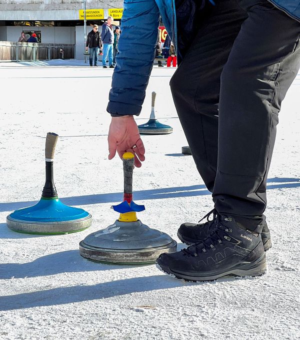 eisstockschiessen-in-seefeld-nahaufnahme-eisstock-3