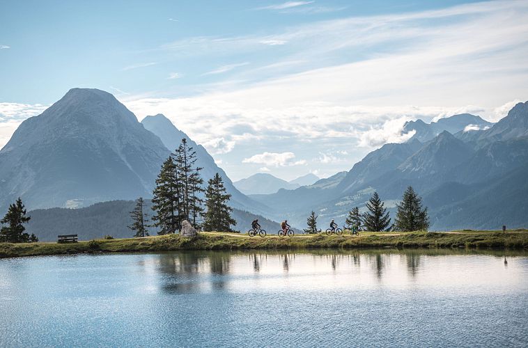 familie-beim-radfahren-um-den-kaltwassersee-seefeld-1