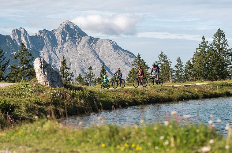 familie-beim-radfahren-um-den-kaltwassersee-seefeld-3