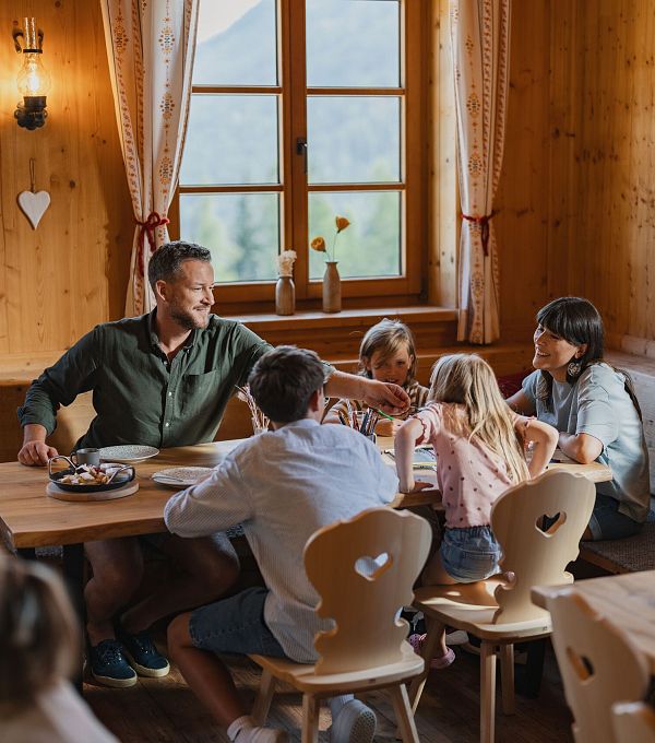 familie-in-der-region-seefeld-essen-auf-der-alm-1