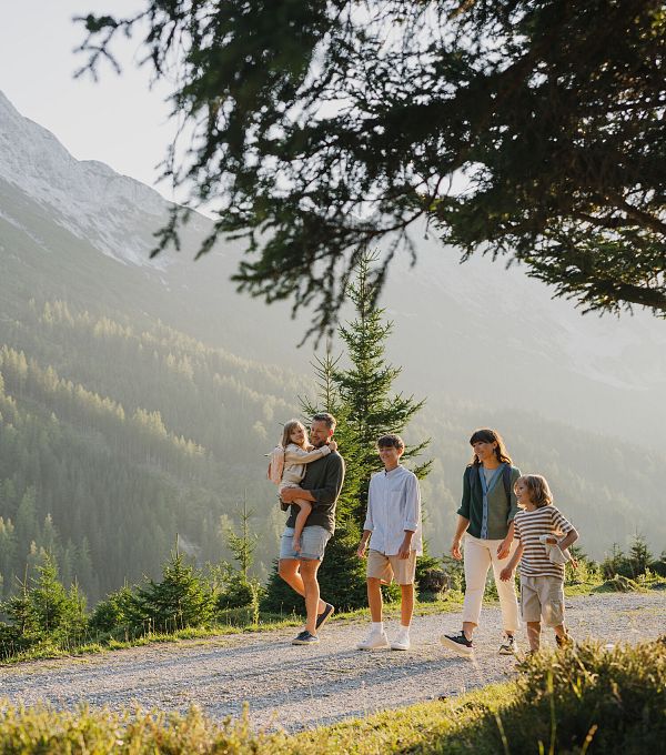 familie-in-der-region-seefeld-wandern-auf-dem-ganghoferweg-gaistal-1-1