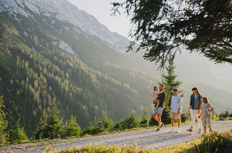 familie-in-der-region-seefeld-wandern-auf-dem-ganghoferweg-gaistal-1