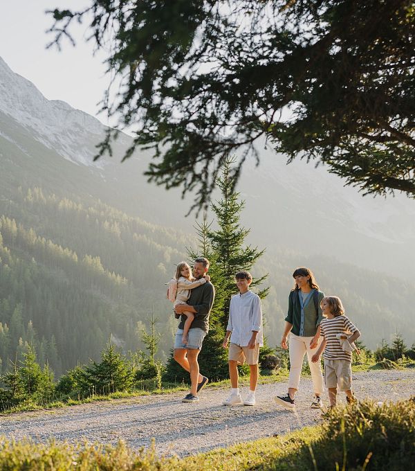 familie-in-der-region-seefeld-wandern-auf-dem-ganghoferweg-gaistal-2