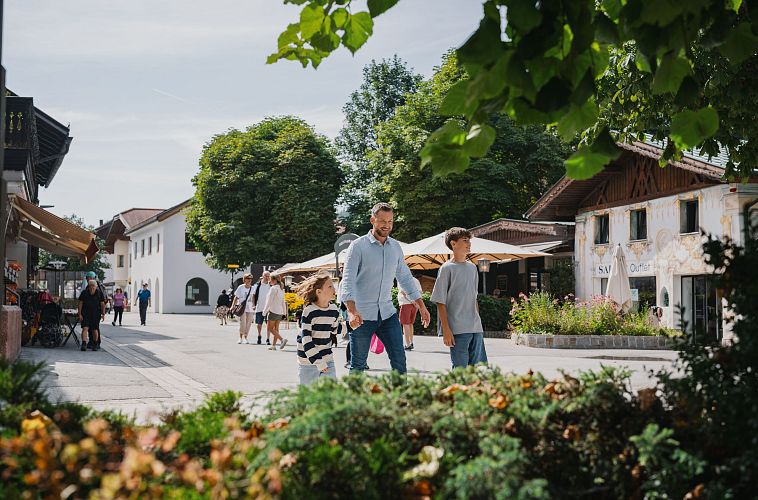 familie-in-seefeld-bummel-durch-die-fussgaengerzone-seefeld-vater-mit-soehnen