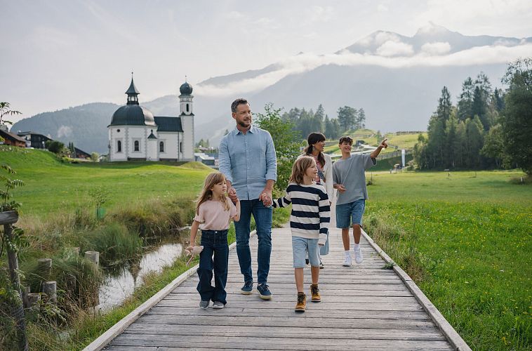 familie-vor-dem-seekirchl-im-sommer-1