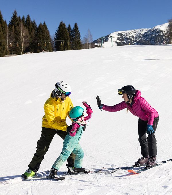 familien-skifahren-in-der-region-seefeld-familie-am-birkenlift-high-five-1