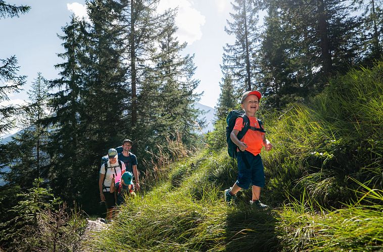 familien-weitwanderung-im-gaistal-wurziger-steig-sohn-lauft-vorraus-und-lacht