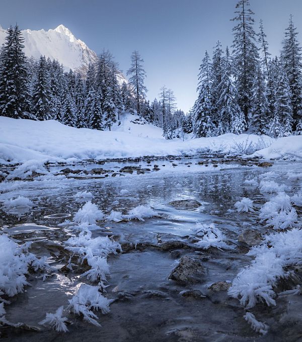 gaistal-natur-im-winter-gefrorener-flusslauf-mit-beschneiten-baeumen-und-hohe-wand-7