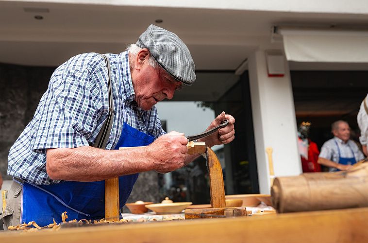 handwerksfest-2024-handwerker-hobelt-holz