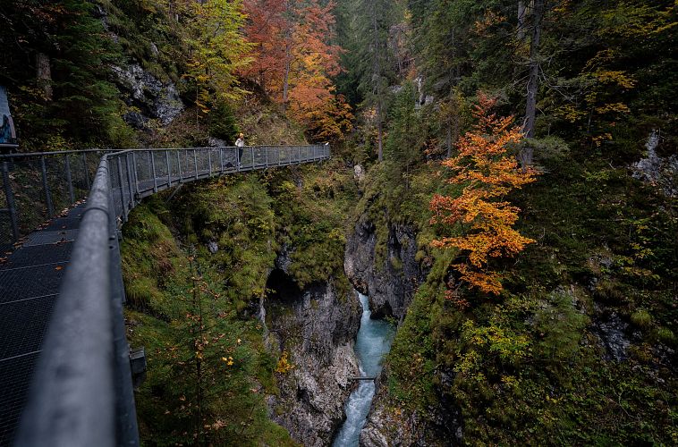 herbst-in-der-leutascher-geisterklamm-stahlsteg-durch-die-klamm-leutasch-edit-2