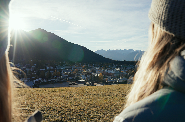 herbst-in-seefeld-blick-auf-seefeld-im-sonnenaufgang-mit-personen-4