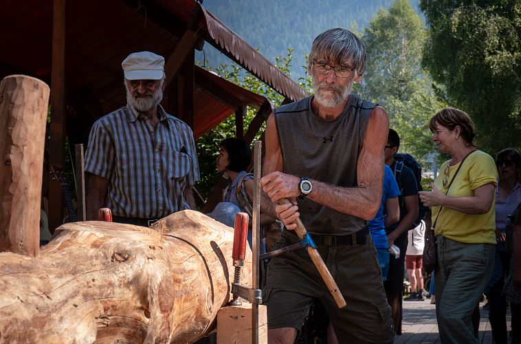 herstellung-eines-holzbrunnentrogs-auf-dem-handwerksfest