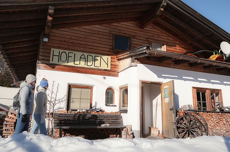 hofladenrunde-im-winter-zwei-frauen-bei-thoamlhof-laufen-zum-hofladen