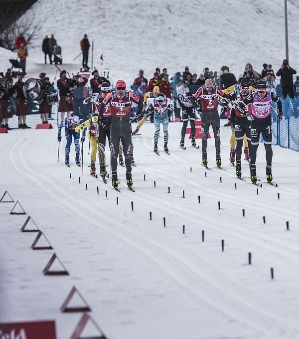 kaiser-maximilian-lauf-2020-athleten-auf-der-strecke-mit-jubelnden-zuschauern-seefeld-leutasch-1