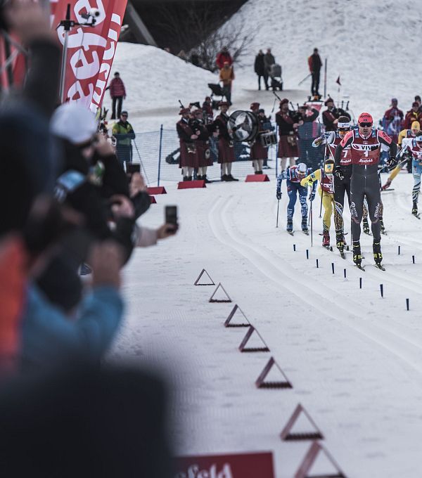 kaiser-maximilian-lauf-2020-athleten-auf-der-strecke-mit-jubelnden-zuschauern-seefeld-leutasch-3